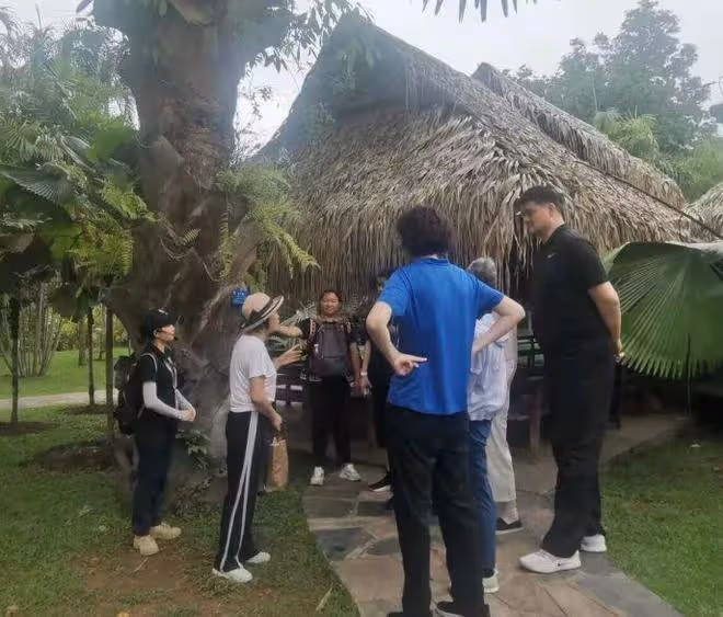 姚明一家現身雲南旅遊，13歲姚沁蕾身高超媽媽，住千元酒店好闊氣