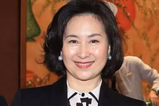 徹底放下過去!60歲何超瓊喜迎「第二春」!與男友貼臉擁吻秀恩愛