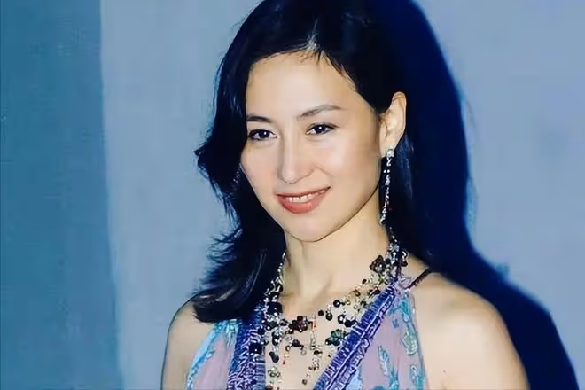 徹底放下過去!60歲何超瓊喜迎「第二春」!與男友貼臉擁吻秀恩愛