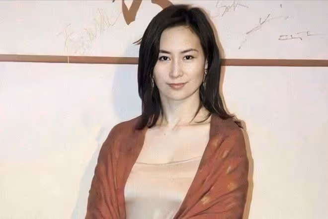 徹底放下過去!60歲何超瓊喜迎「第二春」!與男友貼臉擁吻秀恩愛