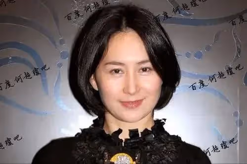 徹底放下過去!60歲何超瓊喜迎「第二春」!與男友貼臉擁吻秀恩愛