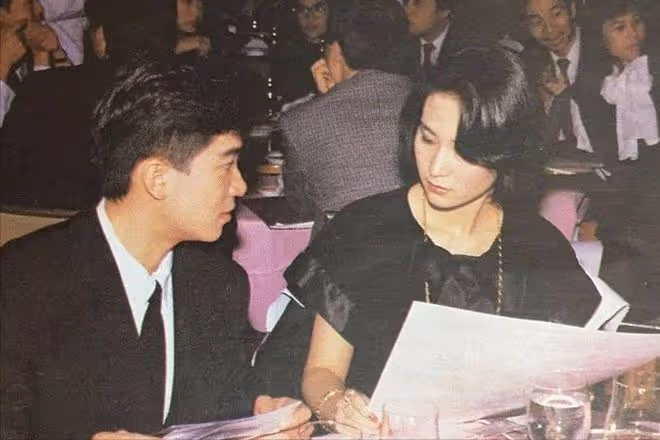 徹底放下過去!60歲何超瓊喜迎「第二春」!與男友貼臉擁吻秀恩愛