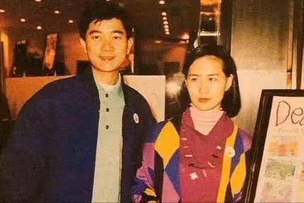 徹底放下過去!60歲何超瓊喜迎「第二春」!與男友貼臉擁吻秀恩愛