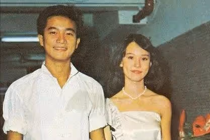 徹底放下過去!60歲何超瓊喜迎「第二春」!與男友貼臉擁吻秀恩愛