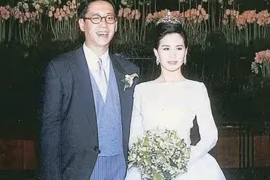 徹底放下過去!60歲何超瓊喜迎「第二春」!與男友貼臉擁吻秀恩愛