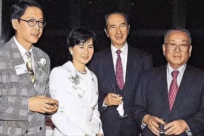 徹底放下過去!60歲何超瓊喜迎「第二春」!與男友貼臉擁吻秀恩愛