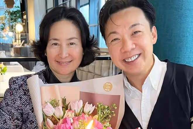 徹底放下過去!60歲何超瓊喜迎「第二春」!與男友貼臉擁吻秀恩愛