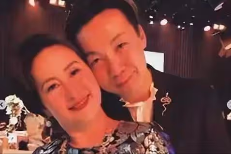 徹底放下過去!60歲何超瓊喜迎「第二春」!與男友貼臉擁吻秀恩愛