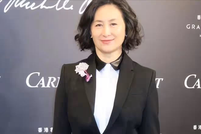 徹底放下過去!60歲何超瓊喜迎「第二春」!與男友貼臉擁吻秀恩愛
