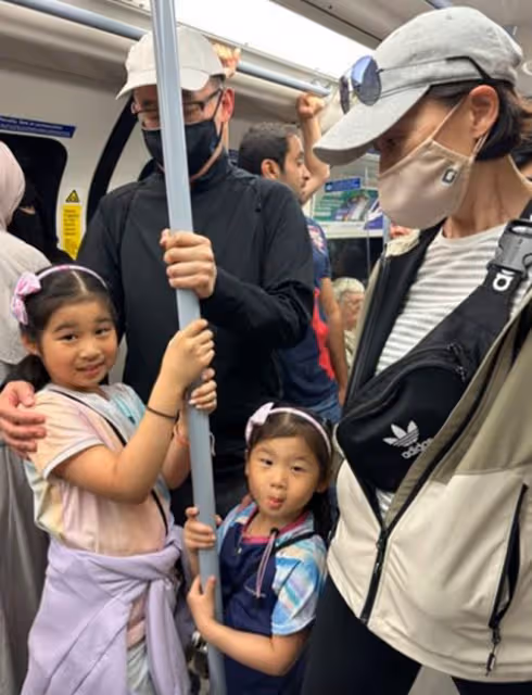何超瓊出國玩擠地鐵!身家264億不帶保鏢好低調,乾女兒一家同行
