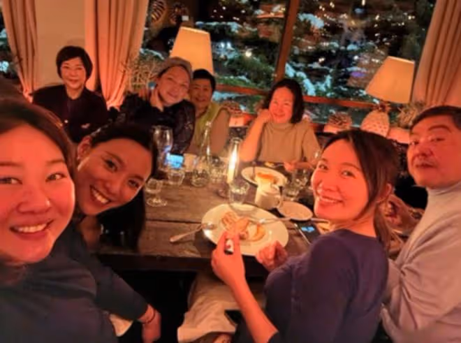 何超瓊出國玩擠地鐵!身家264億不帶保鏢好低調,乾女兒一家同行