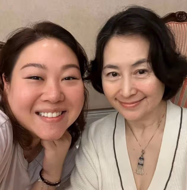 何超瓊出國玩擠地鐵!身家264億不帶保鏢好低調,乾女兒一家同行