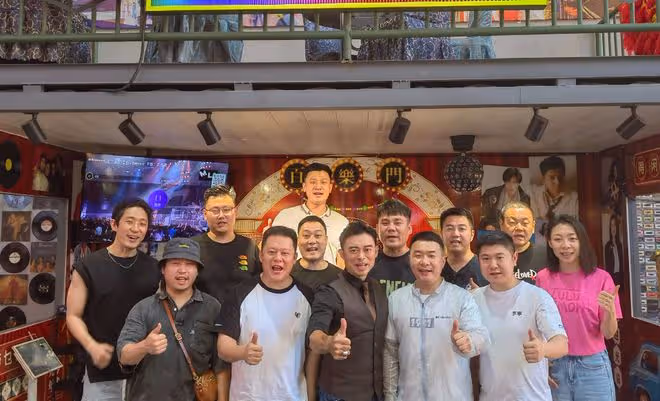 恭喜!51歲知名港星北京開餐廳,開業禮超30輛豪華摩托助陣排面足