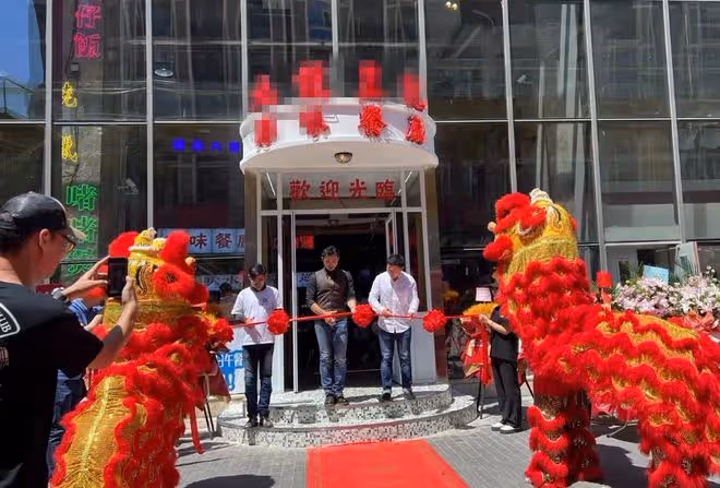 恭喜!51歲知名港星北京開餐廳,開業禮超30輛豪華摩托助陣排面足