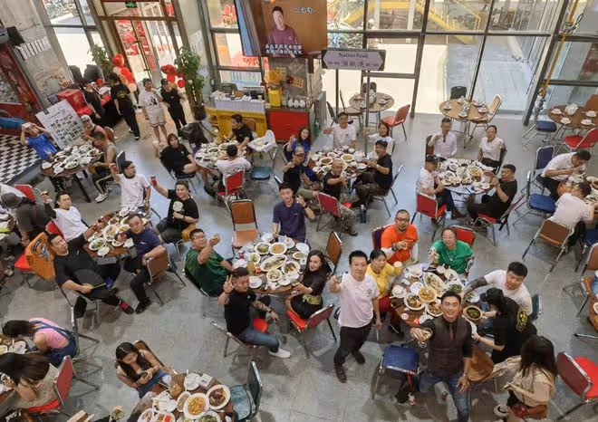 恭喜!51歲知名港星北京開餐廳,開業禮超30輛豪華摩托助陣排面足