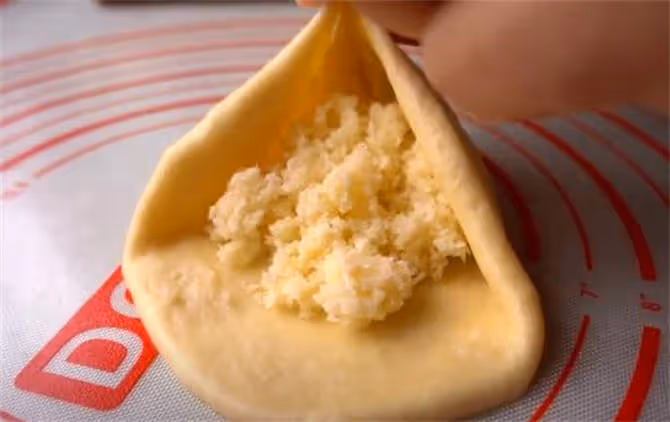 麵包店人人必點的椰蓉麵包，在家教會你，濃郁椰子味讓人慾罷不能