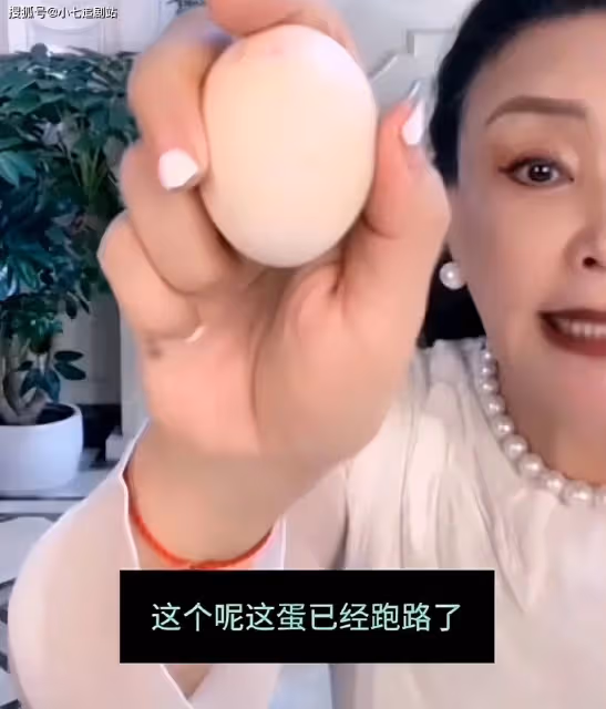 張蘭又曝猛料,內涵具俊曄光頭原因已跑路,大S帶娃投奔汪小菲?
