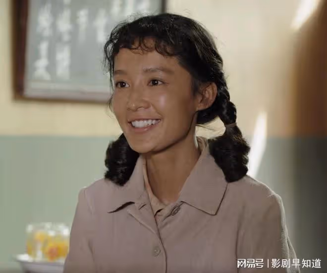 《人生之路》香香是巧珍的前半生,草草嫁人,丈夫不幸去世
