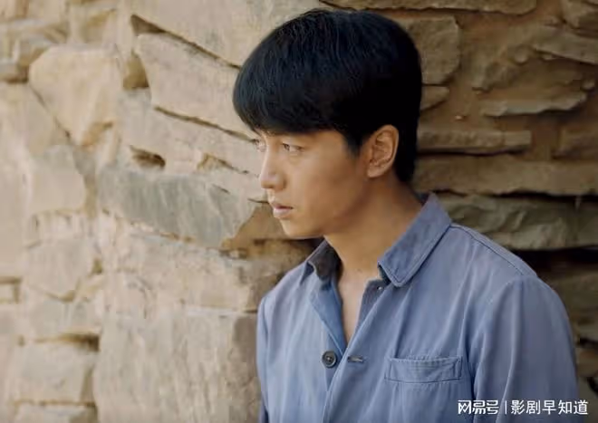 《人生之路》改編極大，不願脫下長衫的高加林，變成勵志農村青年