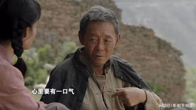 《人生之路》改編極大，不願脫下長衫的高加林，變成勵志農村青年
