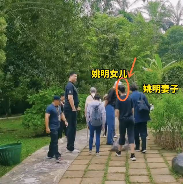 姚明一家5口游公園,身型佝僂令人擔憂,13歲女兒身高引熱議