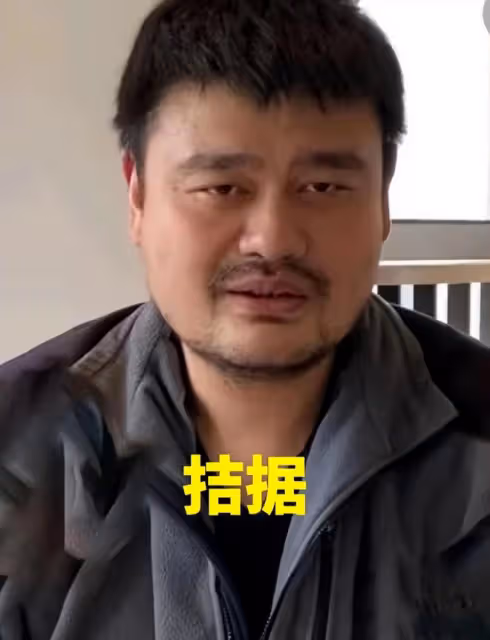 姚明一家5口游公園，身型佝僂令人擔憂，13歲女兒身高引熱議