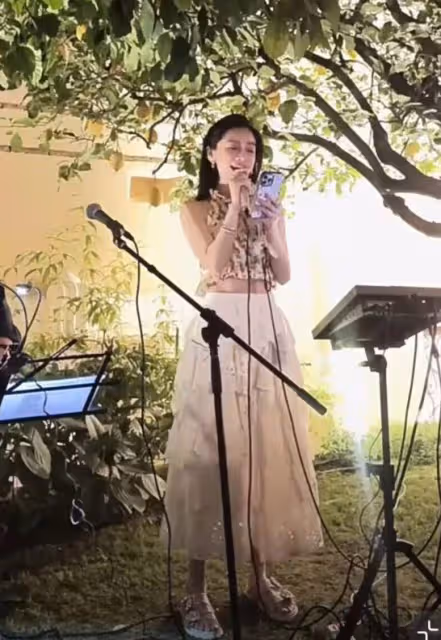 baby私人晚宴表演畫面曝光,現場演唱英文歌曲,唱功遭網友吐槽