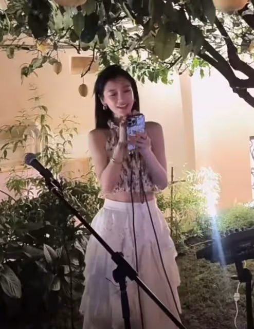 baby私人晚宴表演畫面曝光,現場演唱英文歌曲,唱功遭網友吐槽