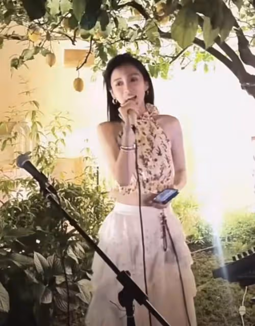 baby私人晚宴表演畫面曝光,現場演唱英文歌曲,唱功遭網友吐槽