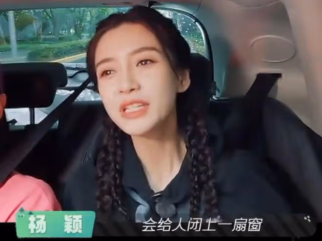 baby私人晚宴表演畫面曝光，現場演唱英文歌曲，唱功遭網友吐槽