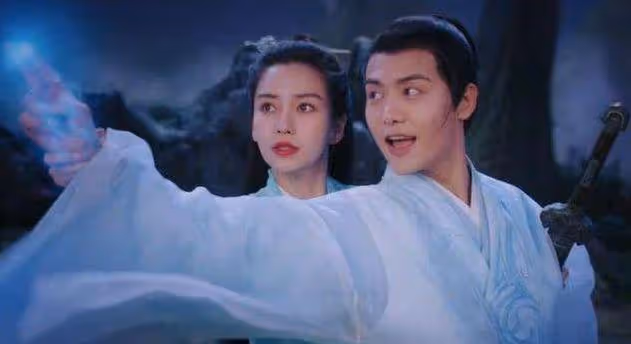 baby私人晚宴表演畫面曝光，現場演唱英文歌曲，唱功遭網友吐槽