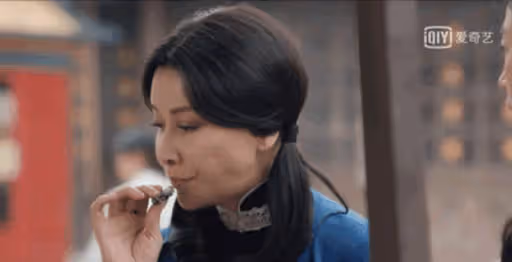 70歲劉曉慶強行演少女，管小18歲演員叫爹，網友：太辣眼睛了