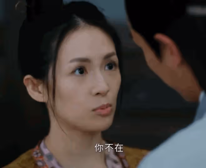 70歲劉曉慶強行演少女，管小18歲演員叫爹，網友：太辣眼睛了