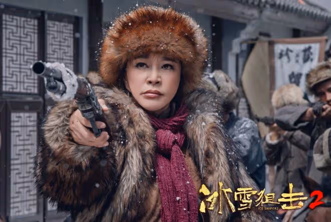 70歲劉曉慶強行演少女，管小18歲演員叫爹，網友：太辣眼睛了