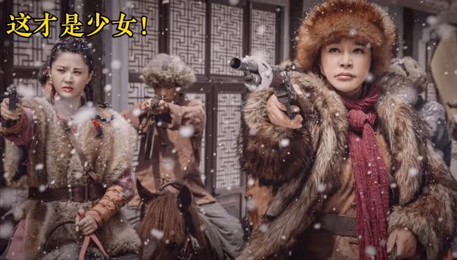 70歲劉曉慶強行演少女，管小18歲演員叫爹，網友：太辣眼睛了