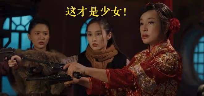 70歲劉曉慶強行演少女，管小18歲演員叫爹，網友：太辣眼睛了