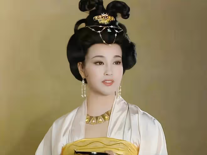 70歲劉曉慶強行演少女，管小18歲演員叫爹，網友：太辣眼睛了
