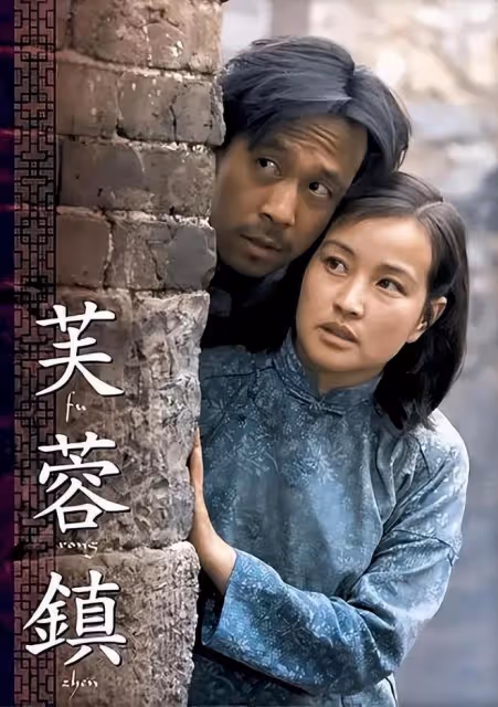 70歲劉曉慶強行演少女，管小18歲演員叫爹，網友：太辣眼睛了