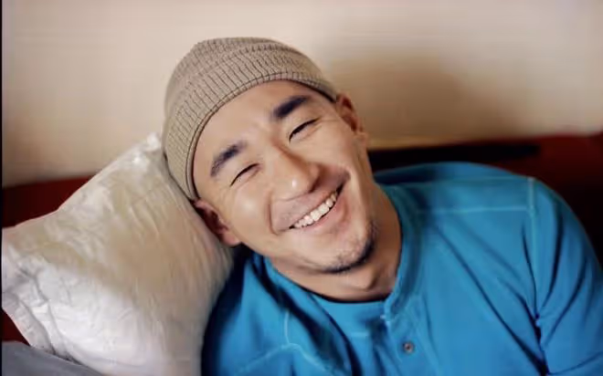 張國立兒子張默疑曝戀情!女生膚白短髮似前任童瑤,退圈久居泰國