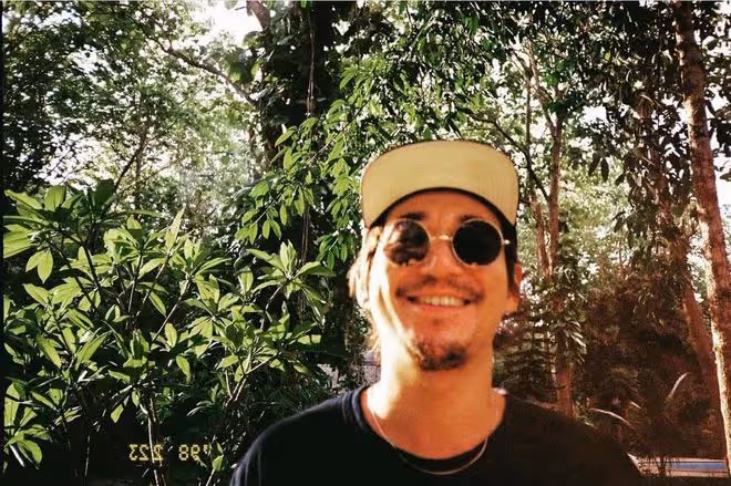 張國立兒子張默疑曝戀情!女生膚白短髮似前任童瑤,退圈久居泰國