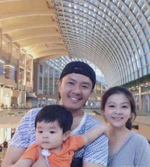 他曾被稱情歌王子,出道患精神病後又得抑鬱症,現在發福認不出