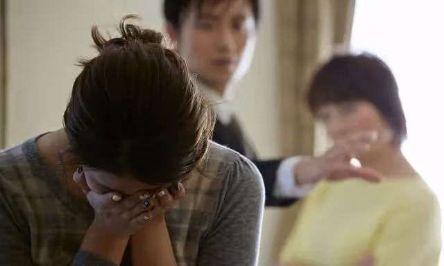 我58歲，給小兒媳帶孩子，每月工資2000元，大兒媳勃然大怒