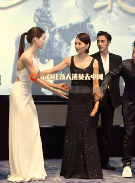 《封神》舉行首映禮,女主角娜然現場表演舞蹈,近照撞臉迪麗熱巴