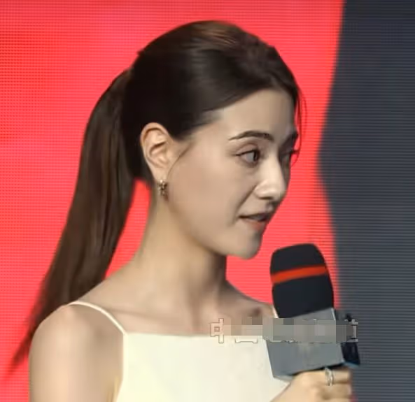 《封神》舉行首映禮,女主角娜然現場表演舞蹈,近照撞臉迪麗熱巴