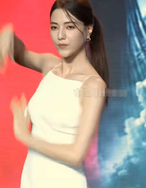 《封神》舉行首映禮,女主角娜然現場表演舞蹈,近照撞臉迪麗熱巴