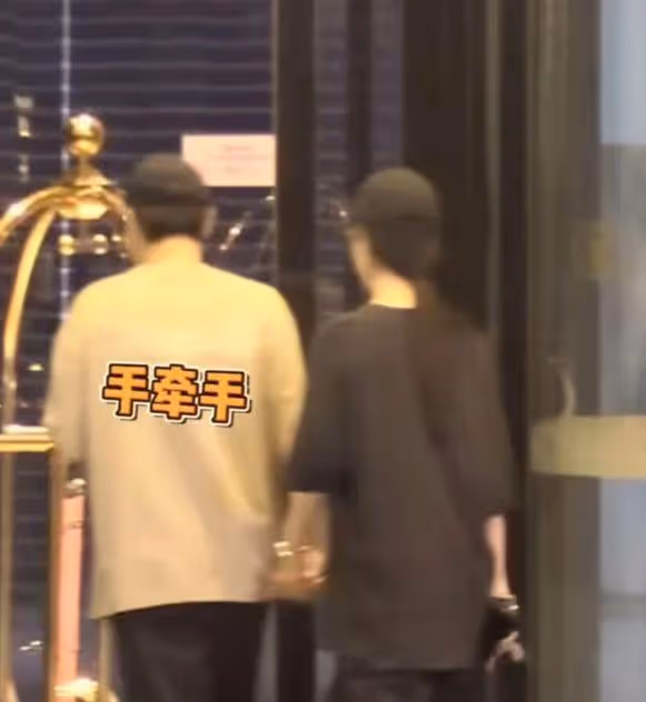 秦俊傑毛曉慧戀情曝光,牽手回酒店舉止親密,前女友楊紫又被提起