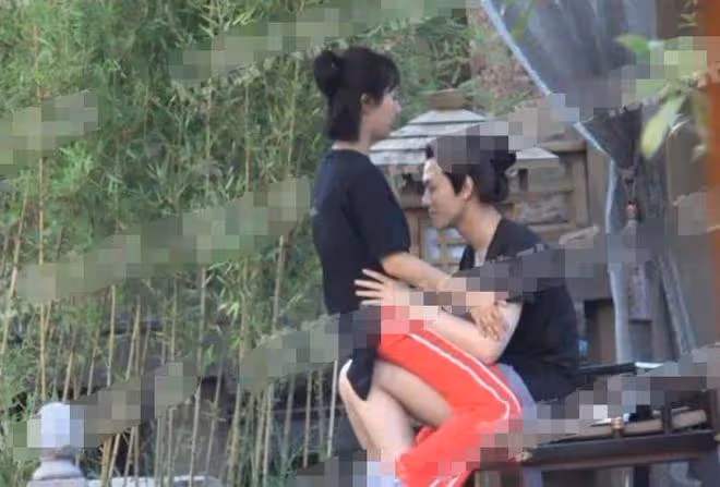 秦俊傑毛曉慧戀情曝光,牽手回酒店舉止親密,前女友楊紫又被提起