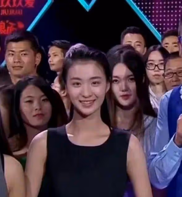 王楚然早期舊照惹爭議,多次營銷美過劉亦菲,卻被質疑做過微調