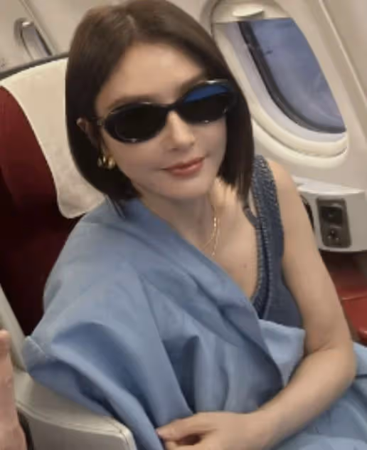 秦嵐坐飛機被偶遇,生圖皮膚蠟黃小臂贅肉多,未摘墨鏡被疑耍大牌