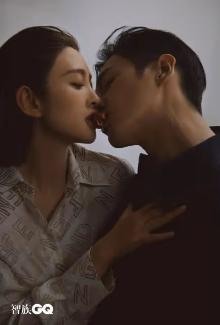 張若昀唐藝昕合體拍寫真,夫妻上演甜蜜櫻桃吻,愛的文身罕曝光